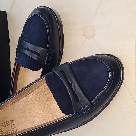 NWT Naturalizer Finley loafer. Navy, size 6.5 - Picture 2 of 8